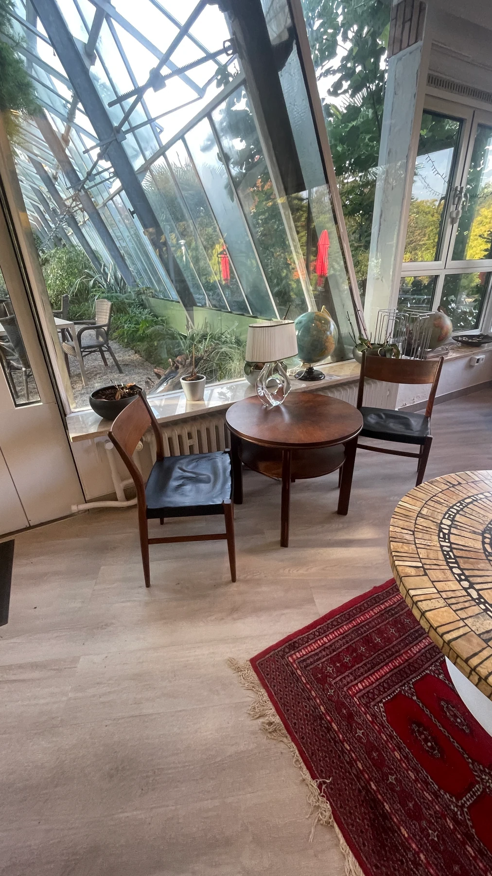 Design among the plants and glass architecture.