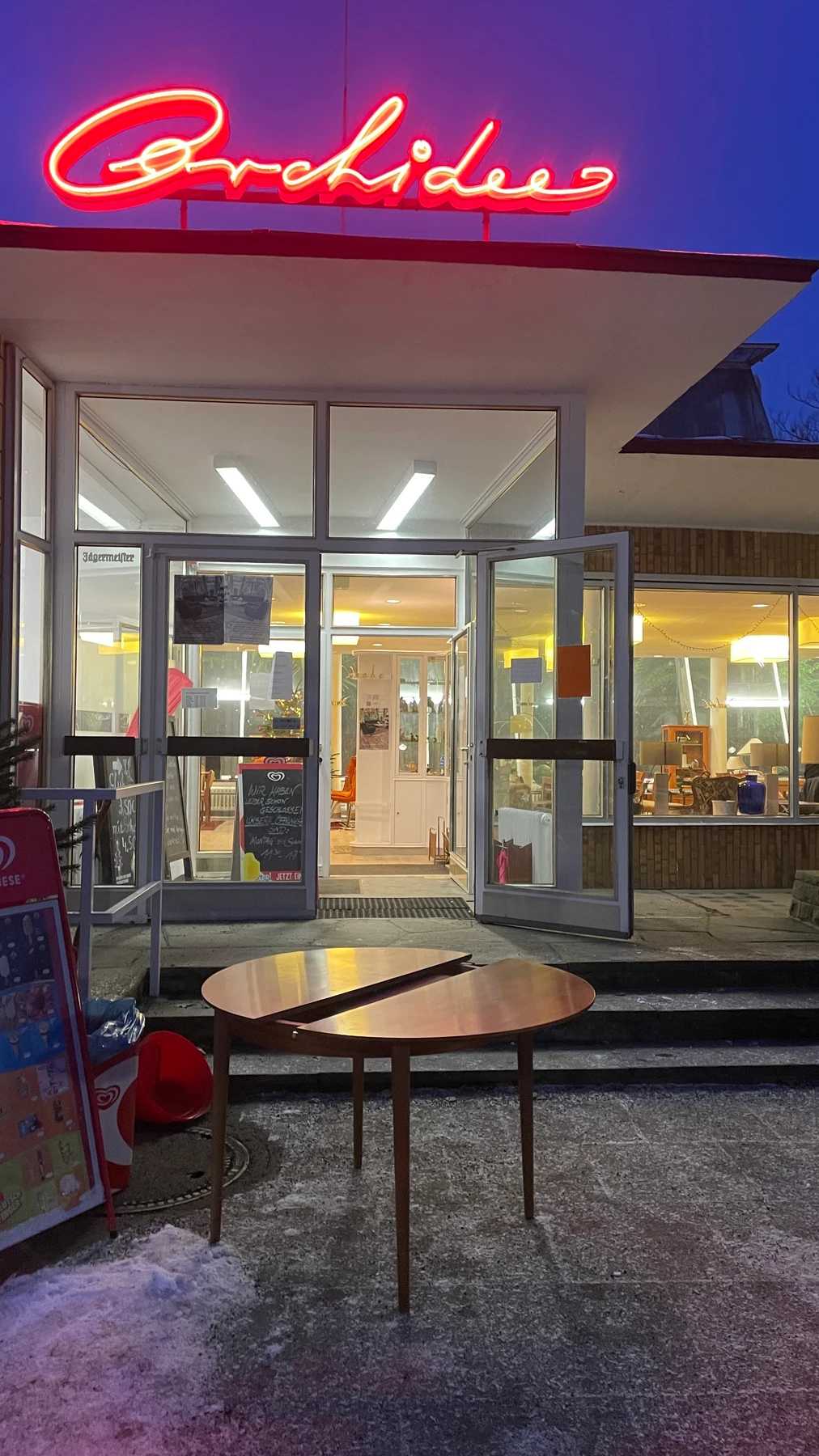 The café after dark.